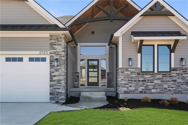 $868,418 | 2520 Northeast Woodland Oak Circle, Lee's Summit, MO 64086