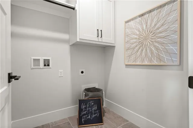 $868,418 | 2520 Northeast Woodland Oak Circle, Lee's Summit, MO 64086