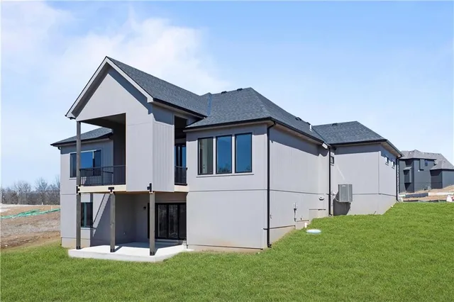 $868,418 | 2520 Northeast Woodland Oak Circle, Lee's Summit, MO 64086