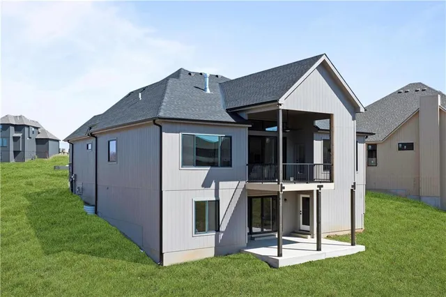 $868,418 | 2520 Northeast Woodland Oak Circle, Lee's Summit, MO 64086