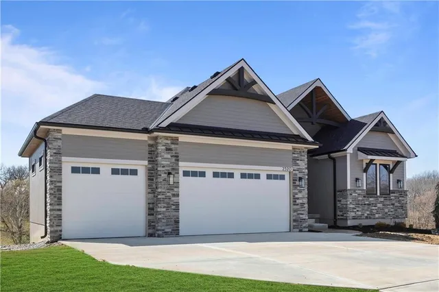 $868,418 | 2520 Northeast Woodland Oak Circle, Lee's Summit, MO 64086