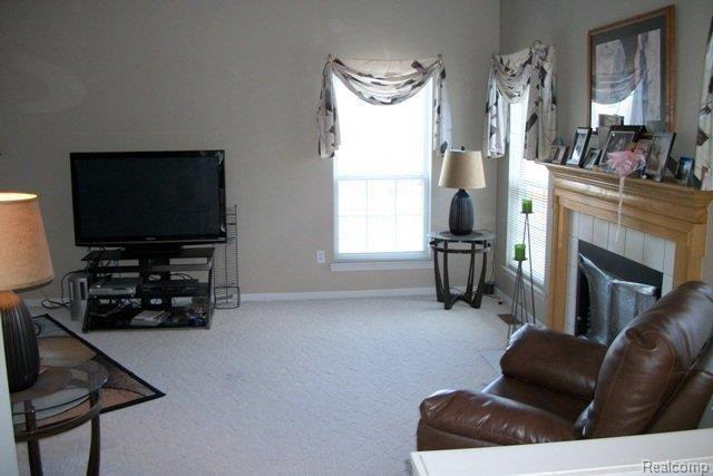 6006 Ravine Court Clarkston, MI 48348 - Photo 4 of 20 Family room off kitchen