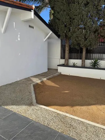 a view of a backyard