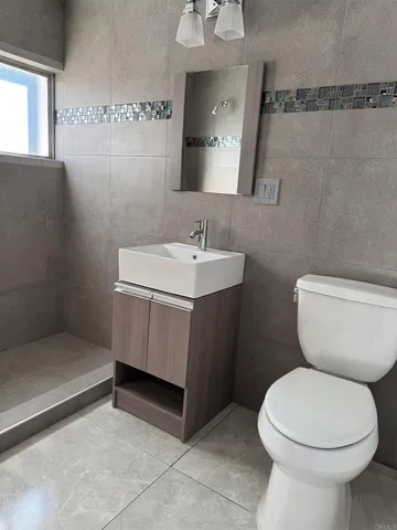 a view of empty room with a ceiling fan