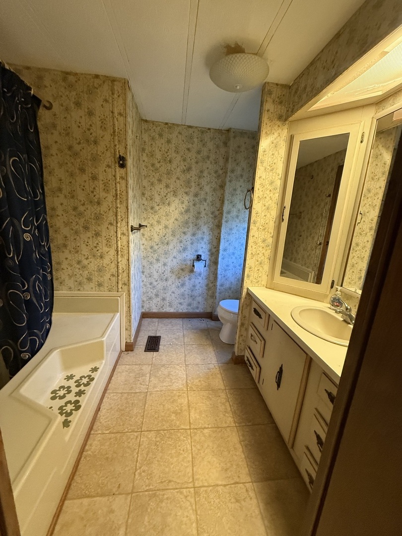 278 Blackthorn Road Matteson, IL 60443 - Photo 16 of 20 a bathroom with a bathtub and shower