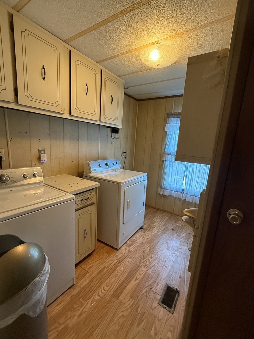 278 Blackthorn Road Matteson, IL 60443 - Photo 10 of 20 a utility room with dryer and washer