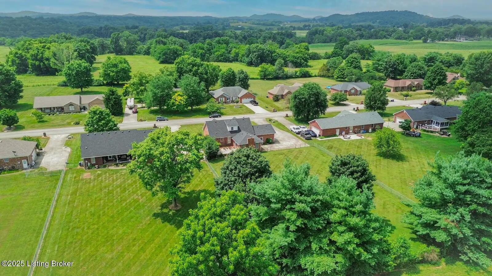1124 Foxfire Road Bardstown, KY 40004 - Photo 8 of 55 361