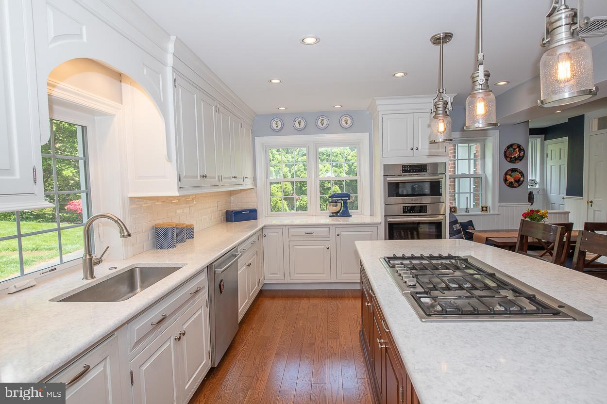 5 Chestnut Lane Wayne, PA 19087 - Photo 12 of 29 High end Appliances and Quartz Countertops