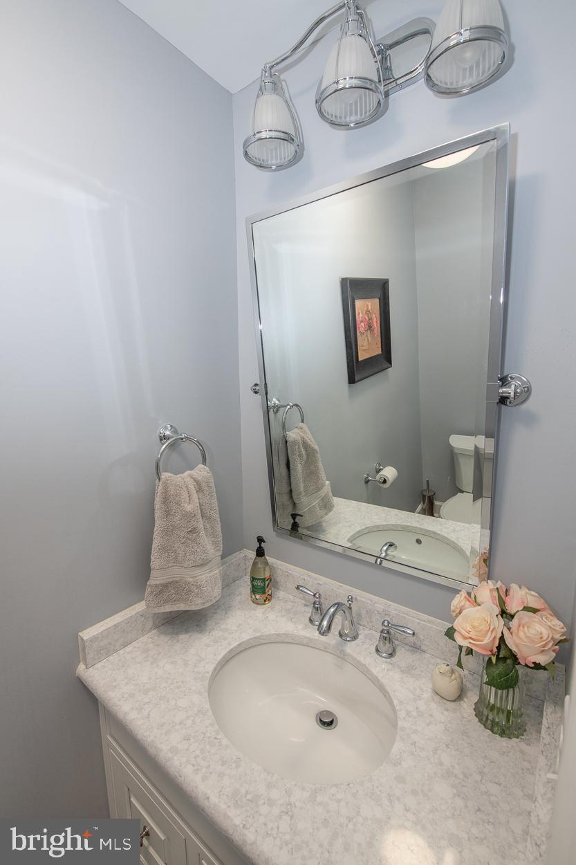 5 Chestnut Lane Wayne, PA 19087 - Photo 7 of 29 Powder Room