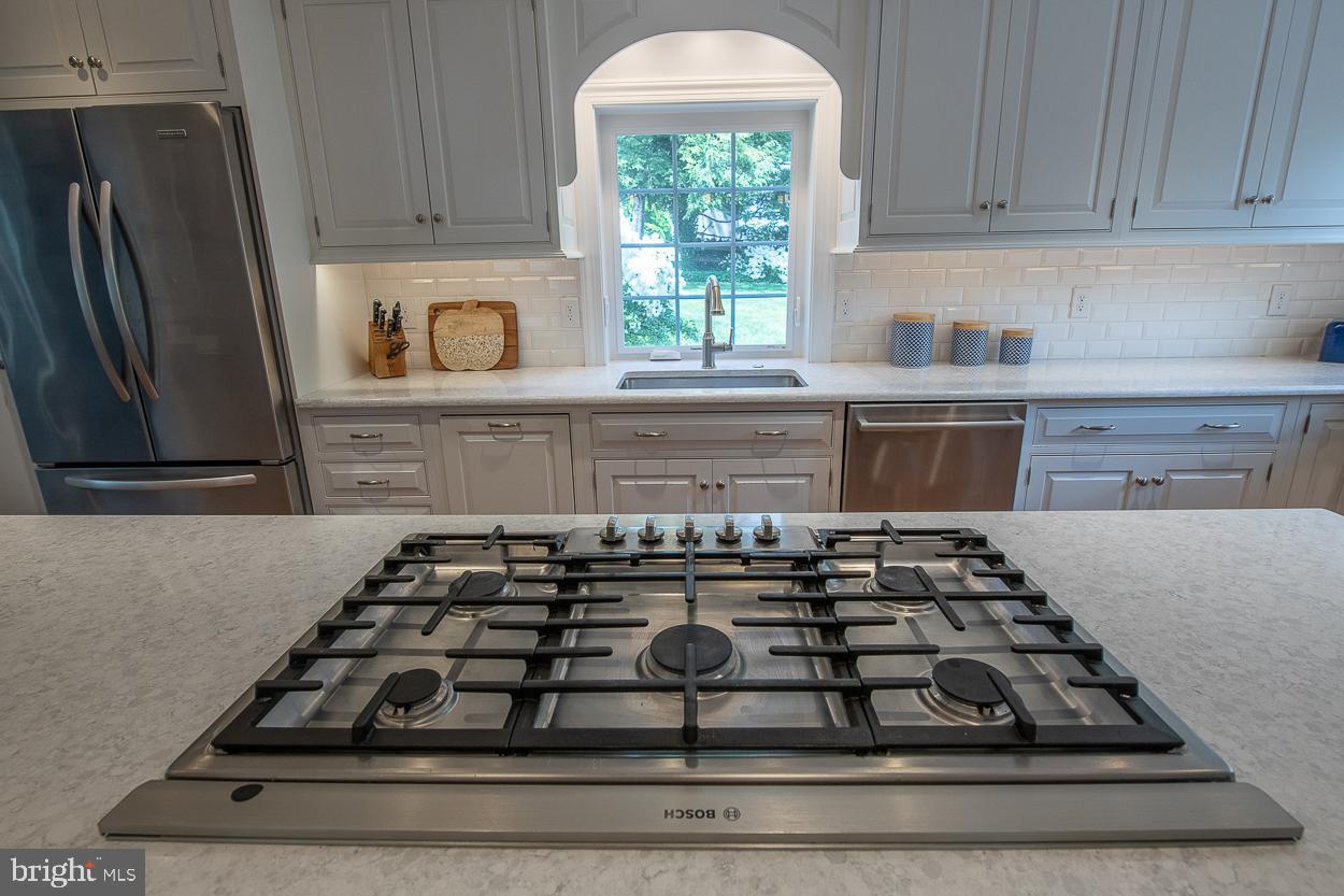 5 Chestnut Lane Wayne, PA 19087 - Photo 10 of 29 5 Burner Cooktop with Gas Cooking