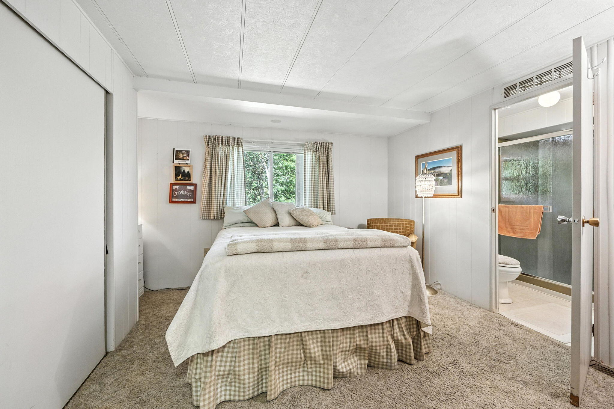 1250 Netherlands Road Trail, OR 97541 - Photo 19 of 50 19-Guest Room