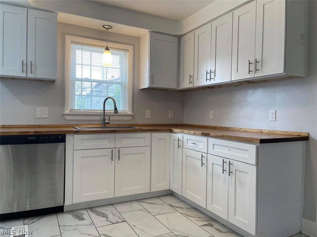 3652 Strathavon Road Cleveland, OH 44120 - Photo 2 of 21