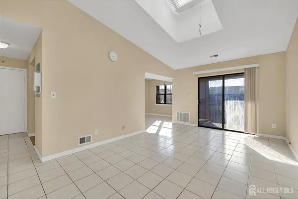 $2,400 | 275 Alpine Way, Unit 2753, Woodbridge, NJ 07095
