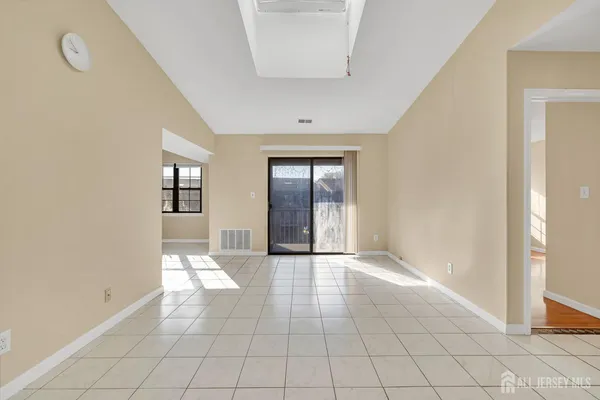 $2,400 | 275 Alpine Way, Unit 2753, Woodbridge, NJ 07095