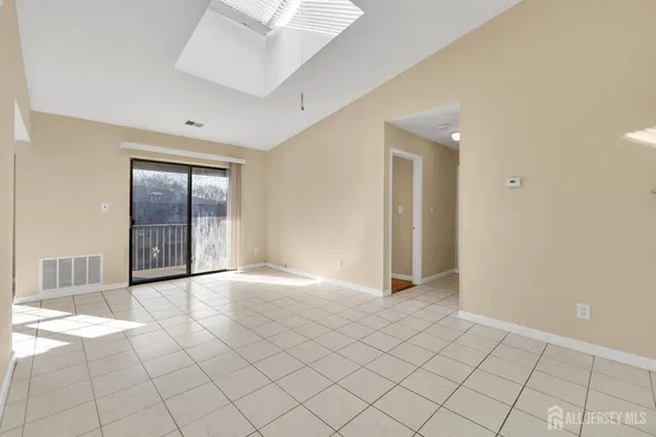 $2,400 | 275 Alpine Way, Unit 2753, Woodbridge, NJ 07095