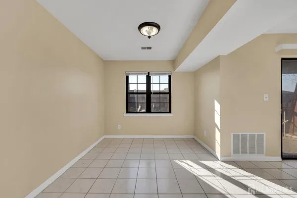 $2,400 | 275 Alpine Way, Unit 2753, Woodbridge, NJ 07095