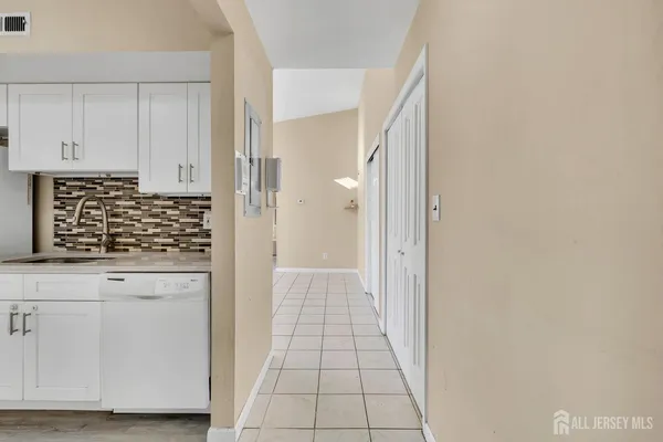 $2,400 | 275 Alpine Way, Unit 2753, Woodbridge, NJ 07095