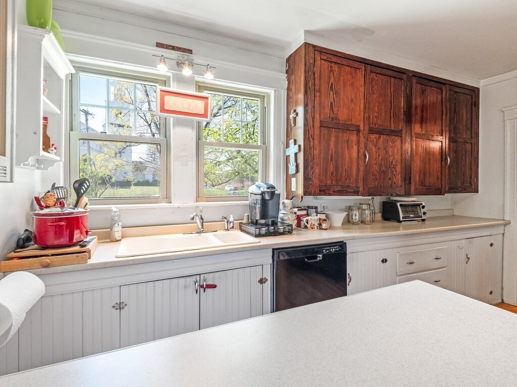 1066 Pleasant Street Worcester, MA 01602 - Photo 11 of 42
