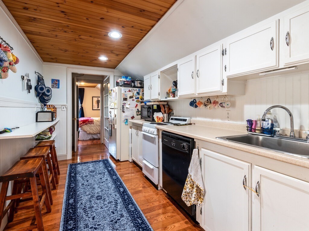 1066 Pleasant Street Worcester, MA 01602 - Photo 36 of 42