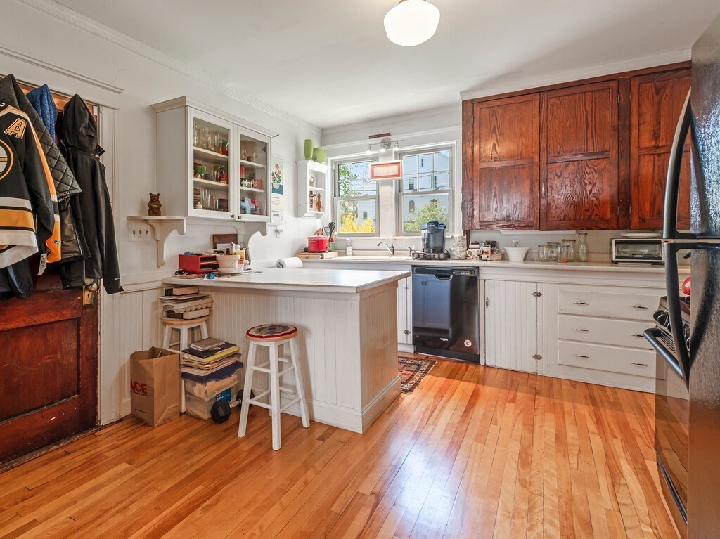 1066 Pleasant Street Worcester, MA 01602 - Photo 7 of 42