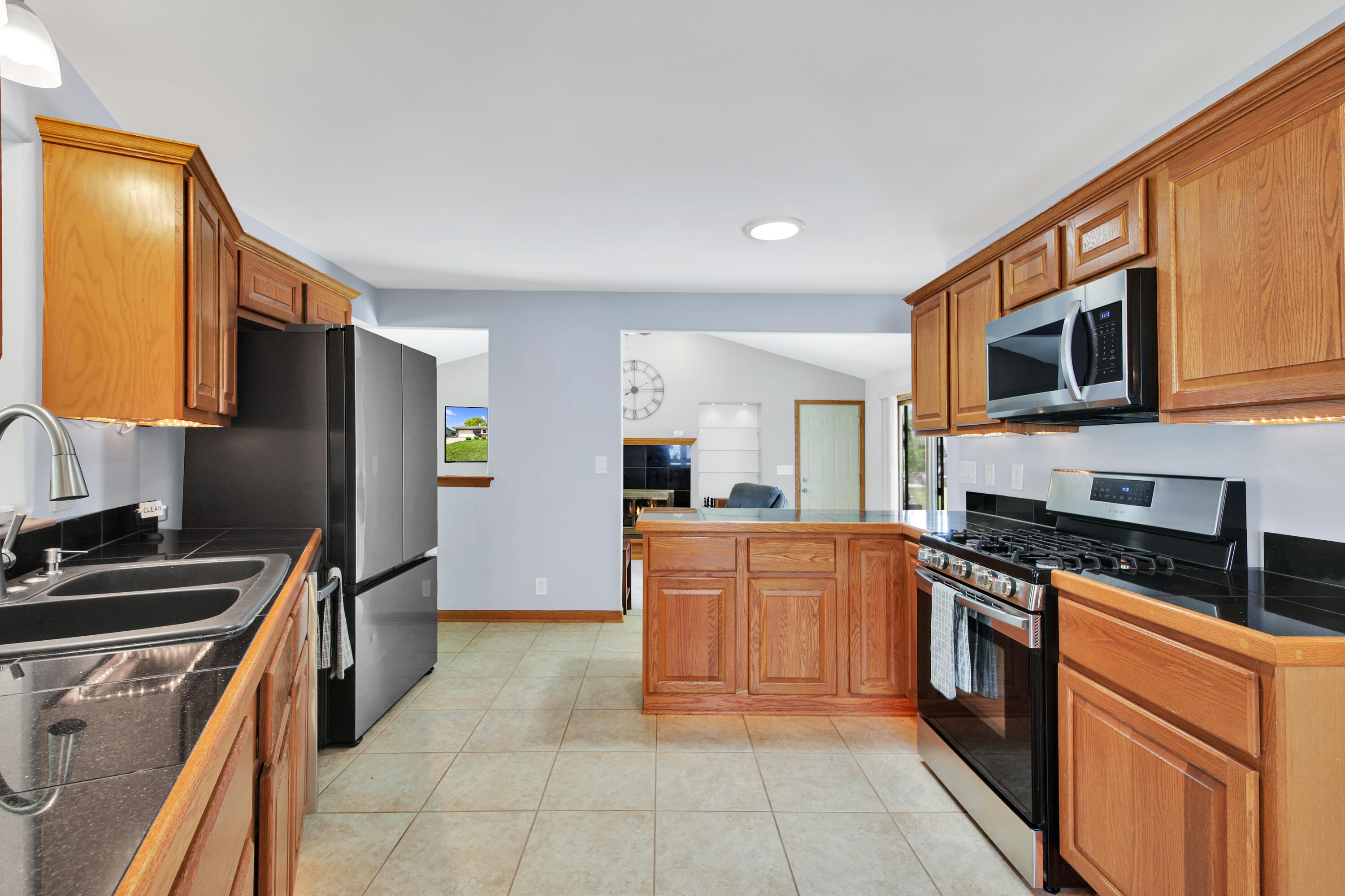 7527 South 73rd Street Franklin, WI 53132 - Photo 10 of 30 Kitchen