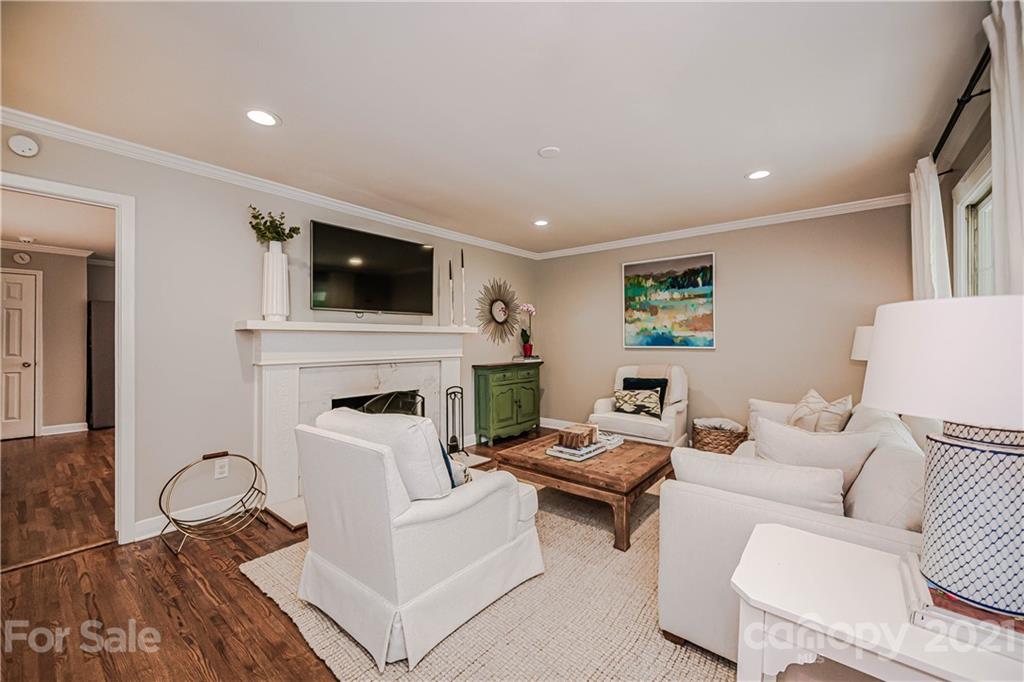 1911 Club Road Charlotte, NC 28205 - Photo 6 of 33 Gallery Image 6