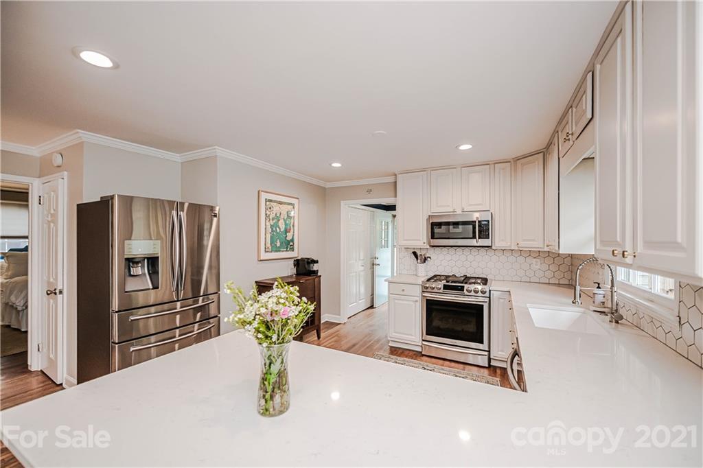 1911 Club Road Charlotte, NC 28205 - Photo 9 of 33 Gallery Image 9