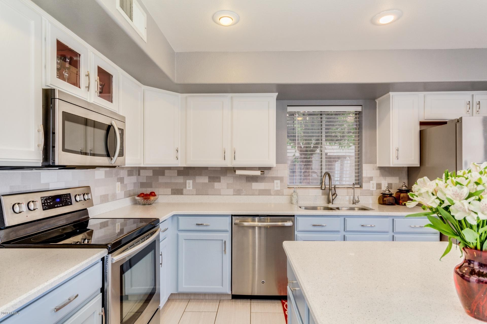 7833 West Boca Raton Road Peoria, AZ 85381 - Photo 9 of 44 Kitchen w/new quartz counter