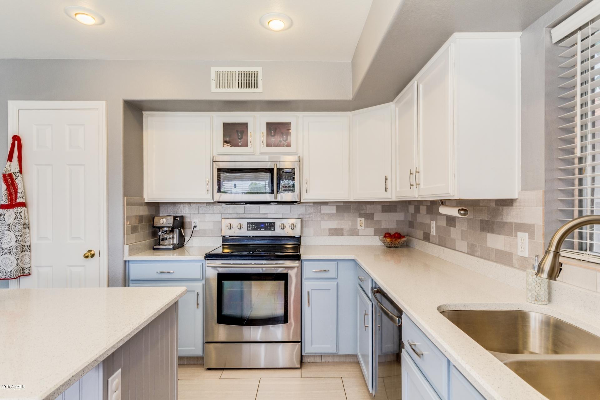 7833 West Boca Raton Road Peoria, AZ 85381 - Photo 10 of 44 Kitchen w/new quartz counter