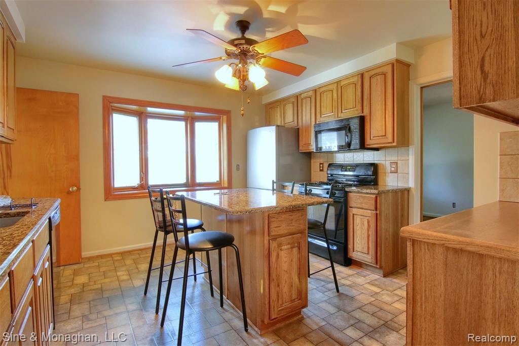 1536 Cook Road Grosse Pointe Woods, MI 48236 - Photo 6 of 39