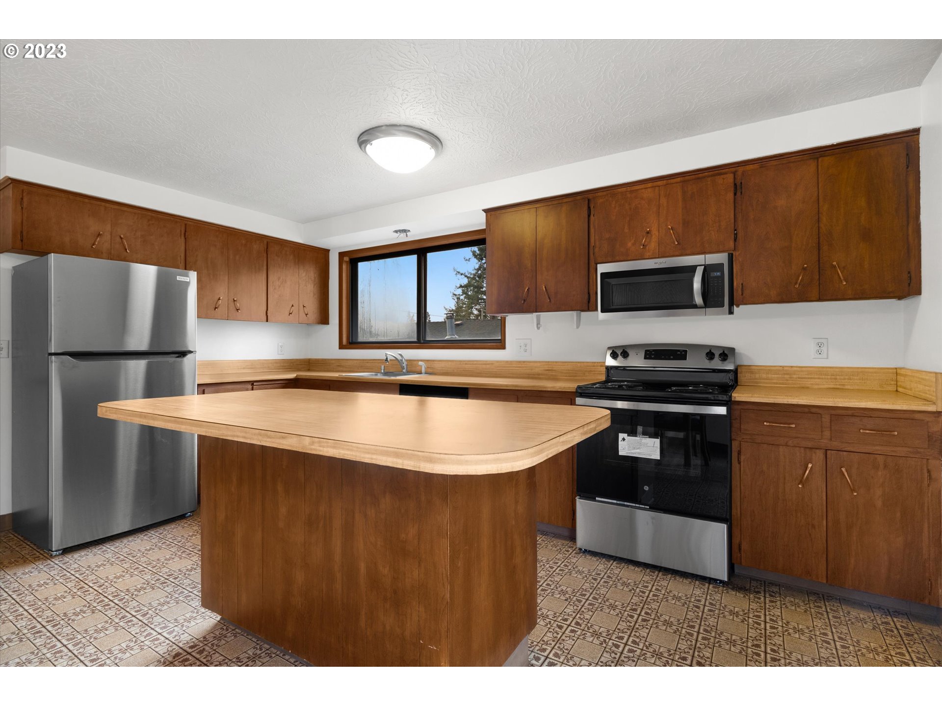 4011 Southeast View Acres Road Milwaukie, OR 97267 - Photo 8 of 19 a kitchen with stainless steel appliances granite countertop a sink stove and refrigerator