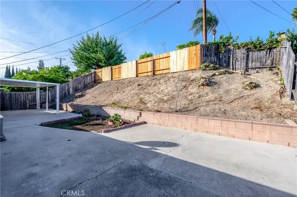 a view of a backyard