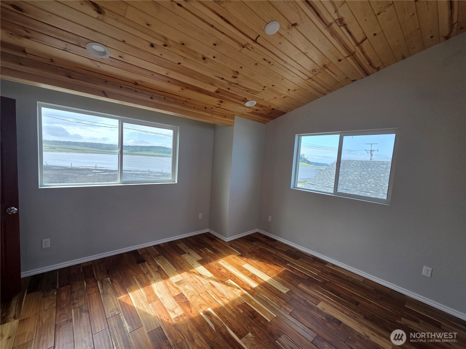 2629 West Beach Road Oak Harbor, WA 98277 - Photo 14 of 18