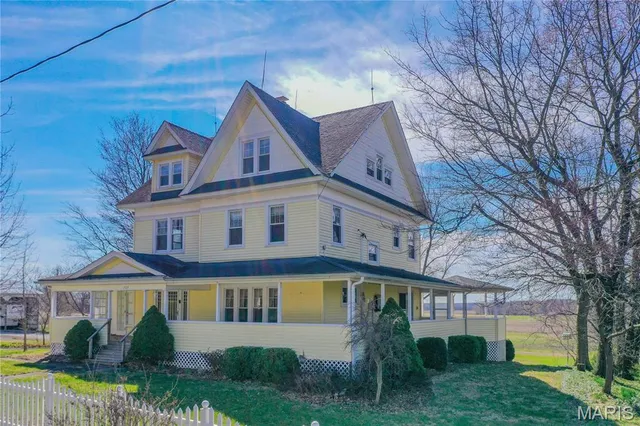 $460,000 | 708 East Fillmore Street, Fillmore, IL 62032