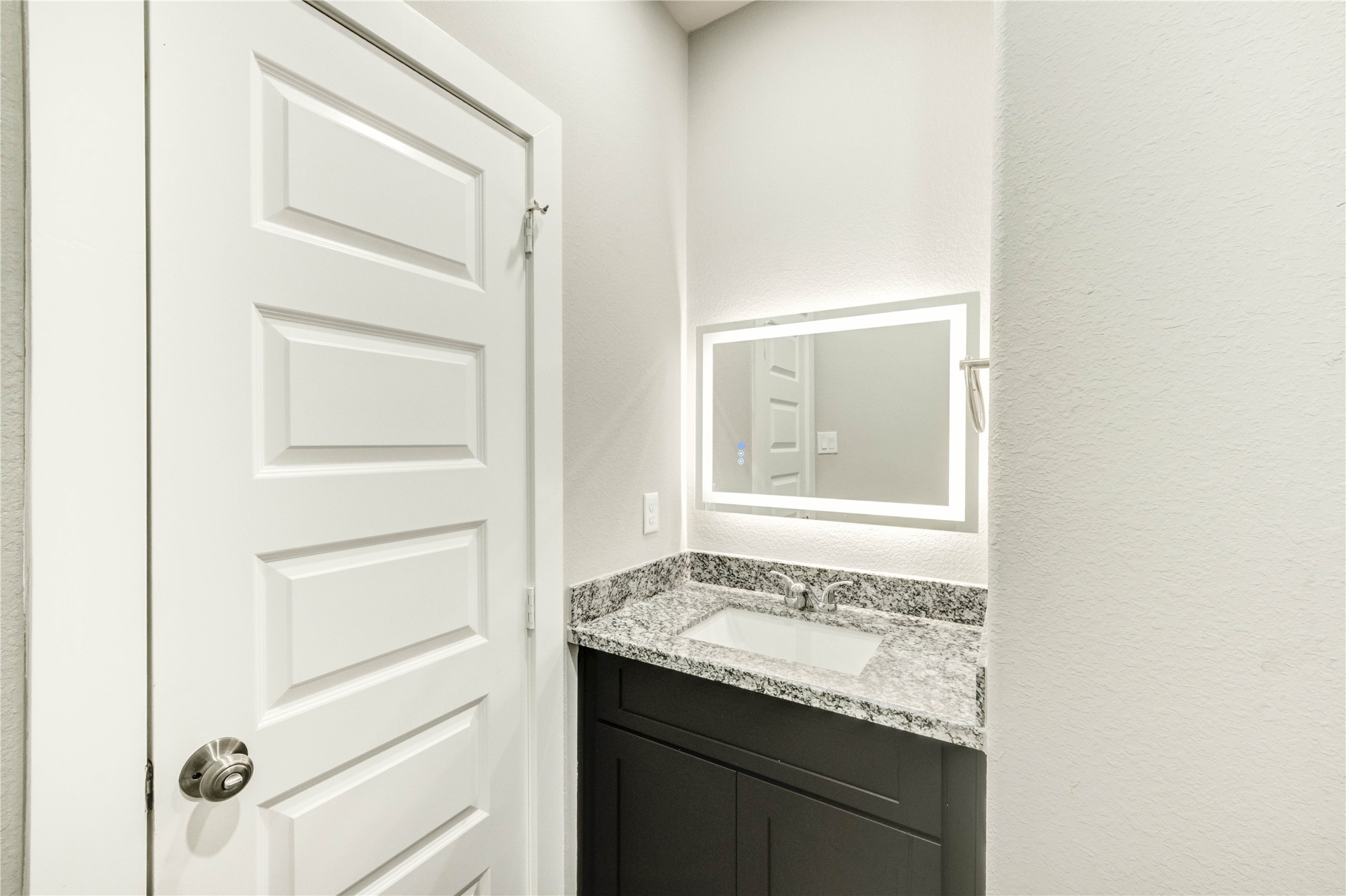 8157 Tate Street, Unit B Houston, TX 77028 - Photo 20 of 23 Upstairs Full Bathroom 2
