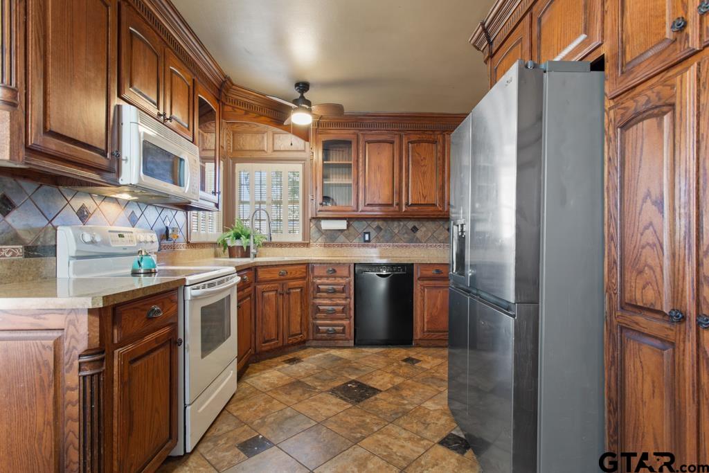 205 North Henry Street Lindale, TX 75771 - Photo 11 of 36