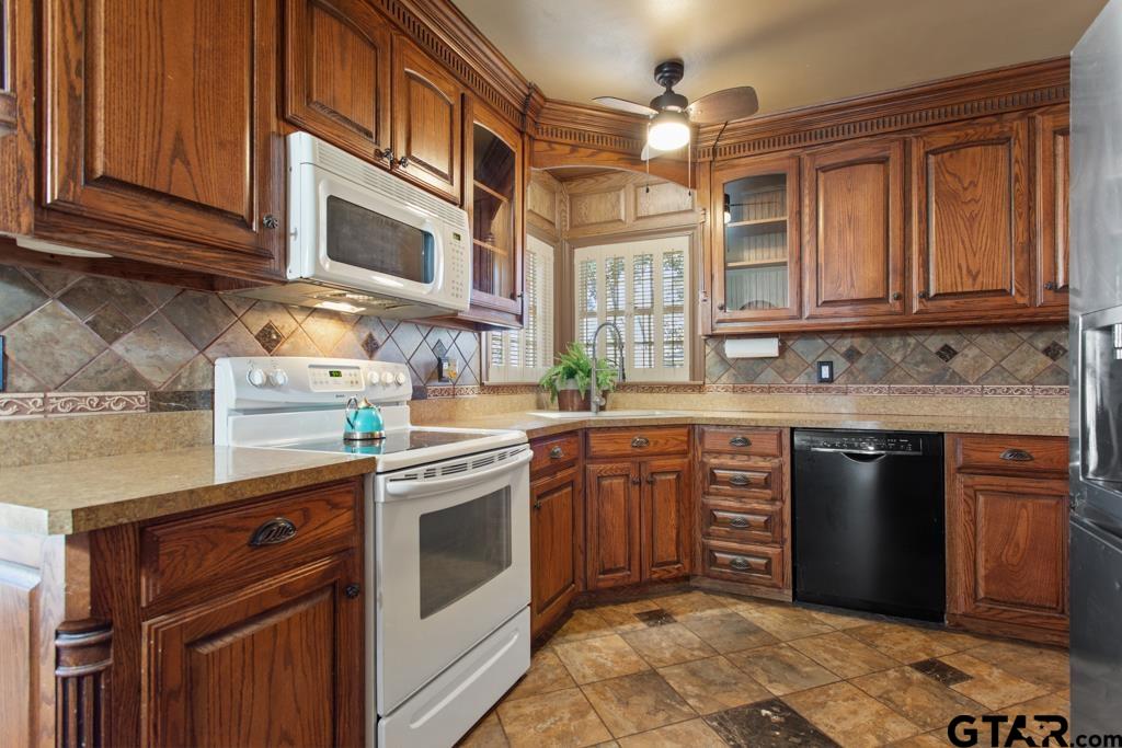 205 North Henry Street Lindale, TX 75771 - Photo 12 of 36