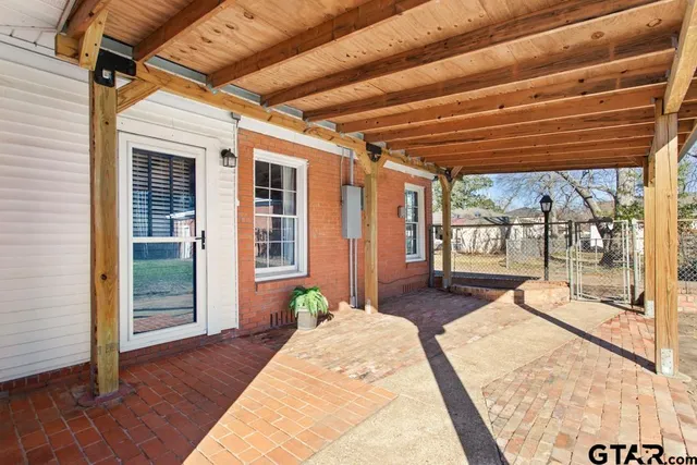 $289,000 | 205 North Henry Street, Lindale, TX 75771