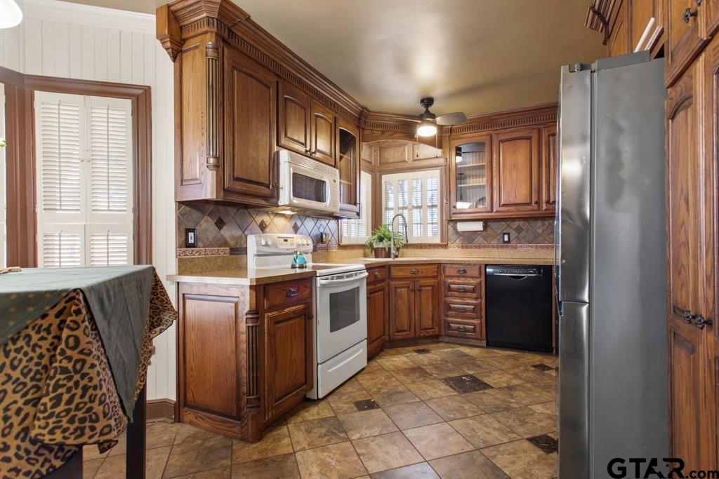 205 North Henry Street Lindale, TX 75771 - Photo 10 of 36