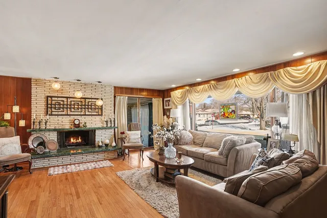 $349,900 | 5501 West 102nd Street, Oak Lawn, IL 60453