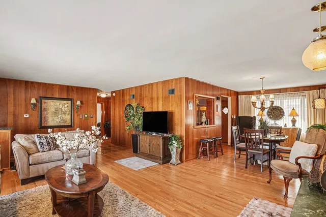 $349,900 | 5501 West 102nd Street, Oak Lawn, IL 60453