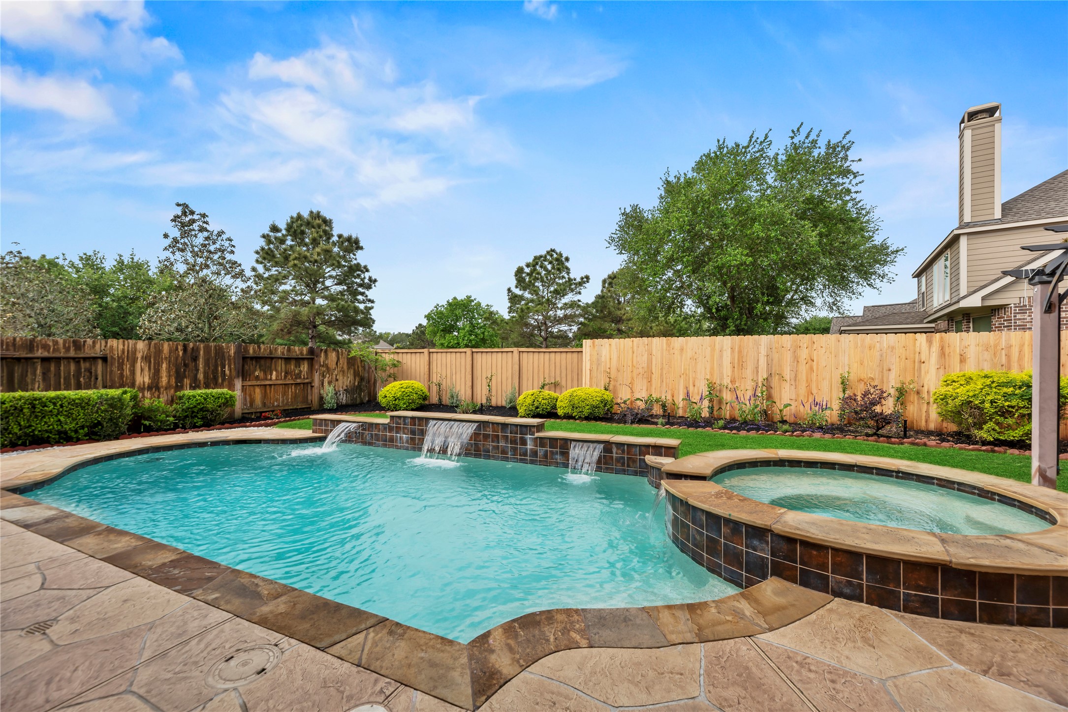 9915 Rochs Hill Court Katy, TX 77494 - Photo 22 of 32 a view of a backyard with swimming pool and outdoor seating
