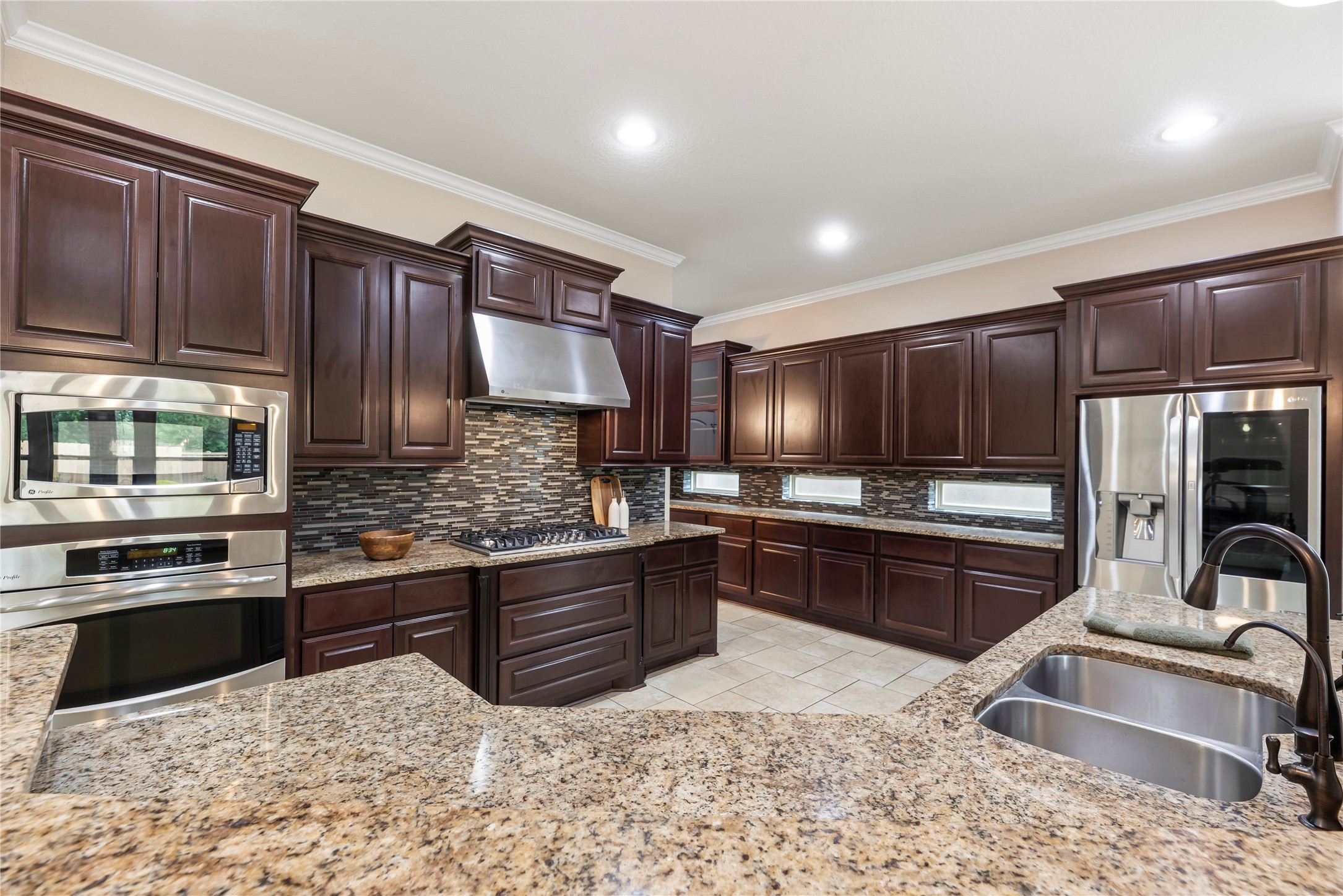 9915 Rochs Hill Court Katy, TX 77494 - Photo 3 of 32 a kitchen with granite countertop a sink stove and refrigerator