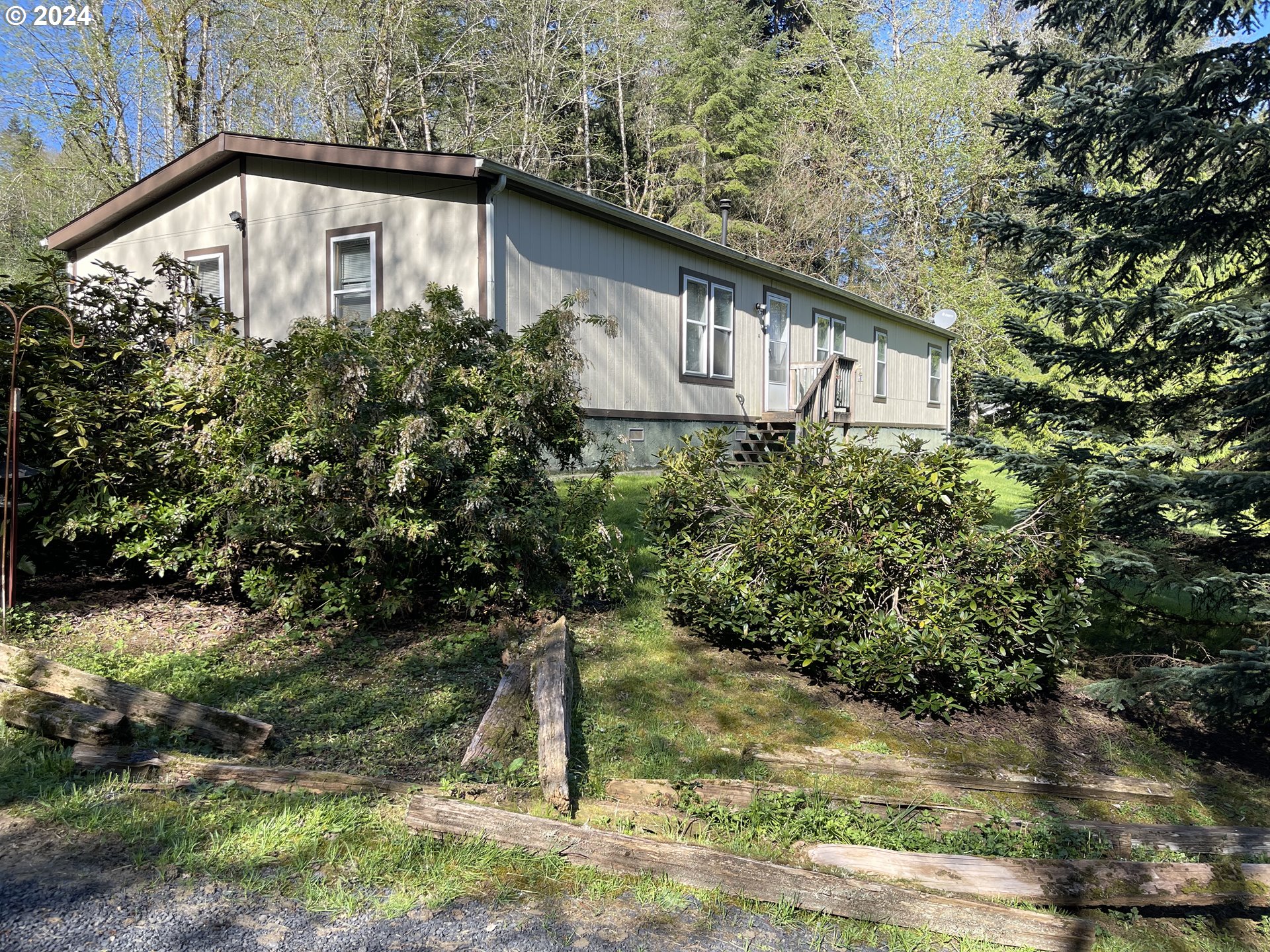 325 Ragland Road Longview, WA 98632 - Photo 3 of 13 a front view of a house with a yard