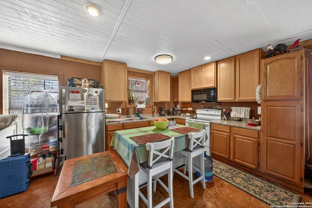 $475,000 | 155 County Road 6712, Natalia, TX 78059