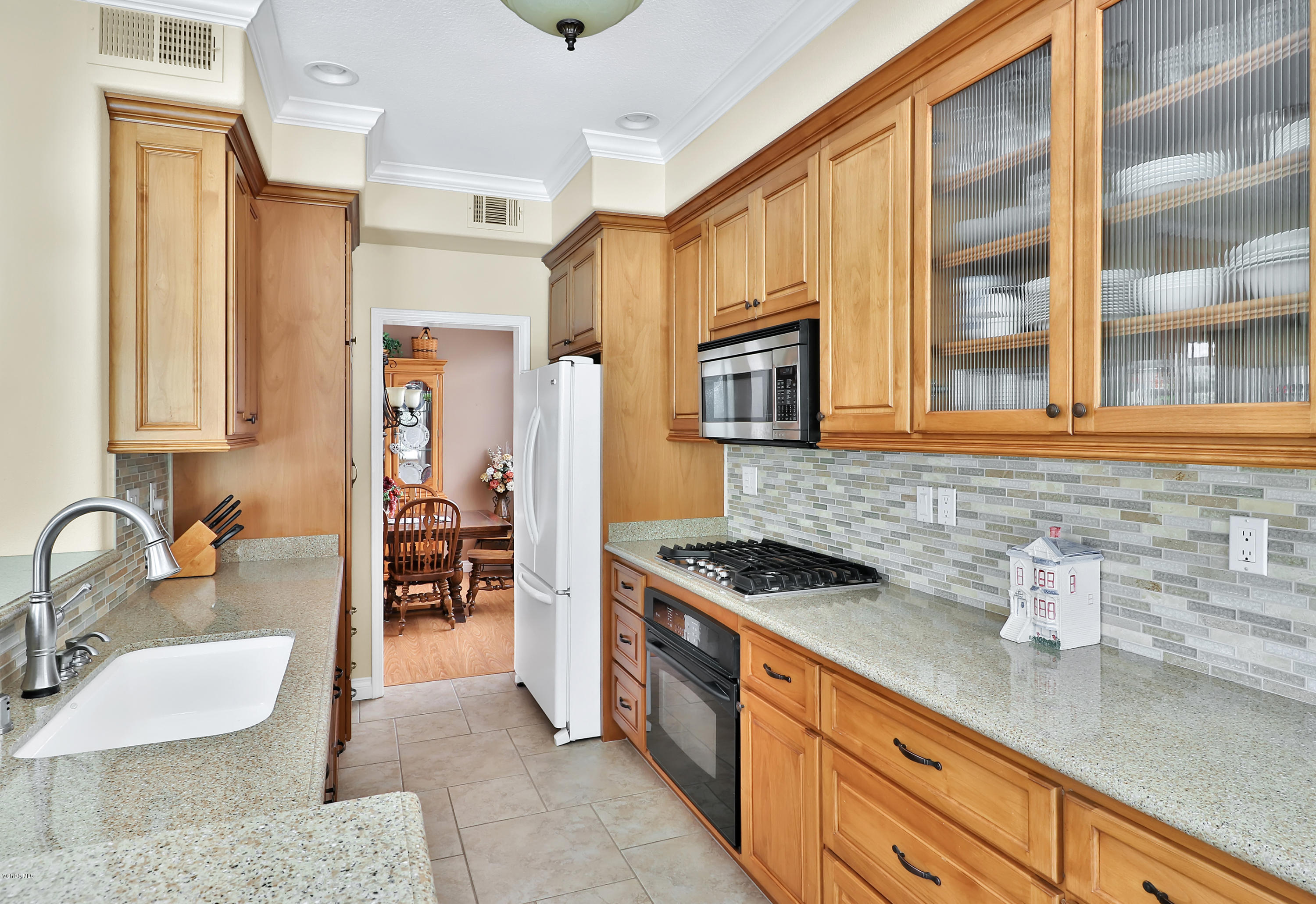 11161 Shadyridge Road Moorpark, CA 93021 - Photo 8 of 26 008_Extra cabinet space