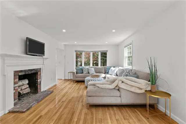 $3,300 | 12 Granada Terrace, Middletown, RI 02842