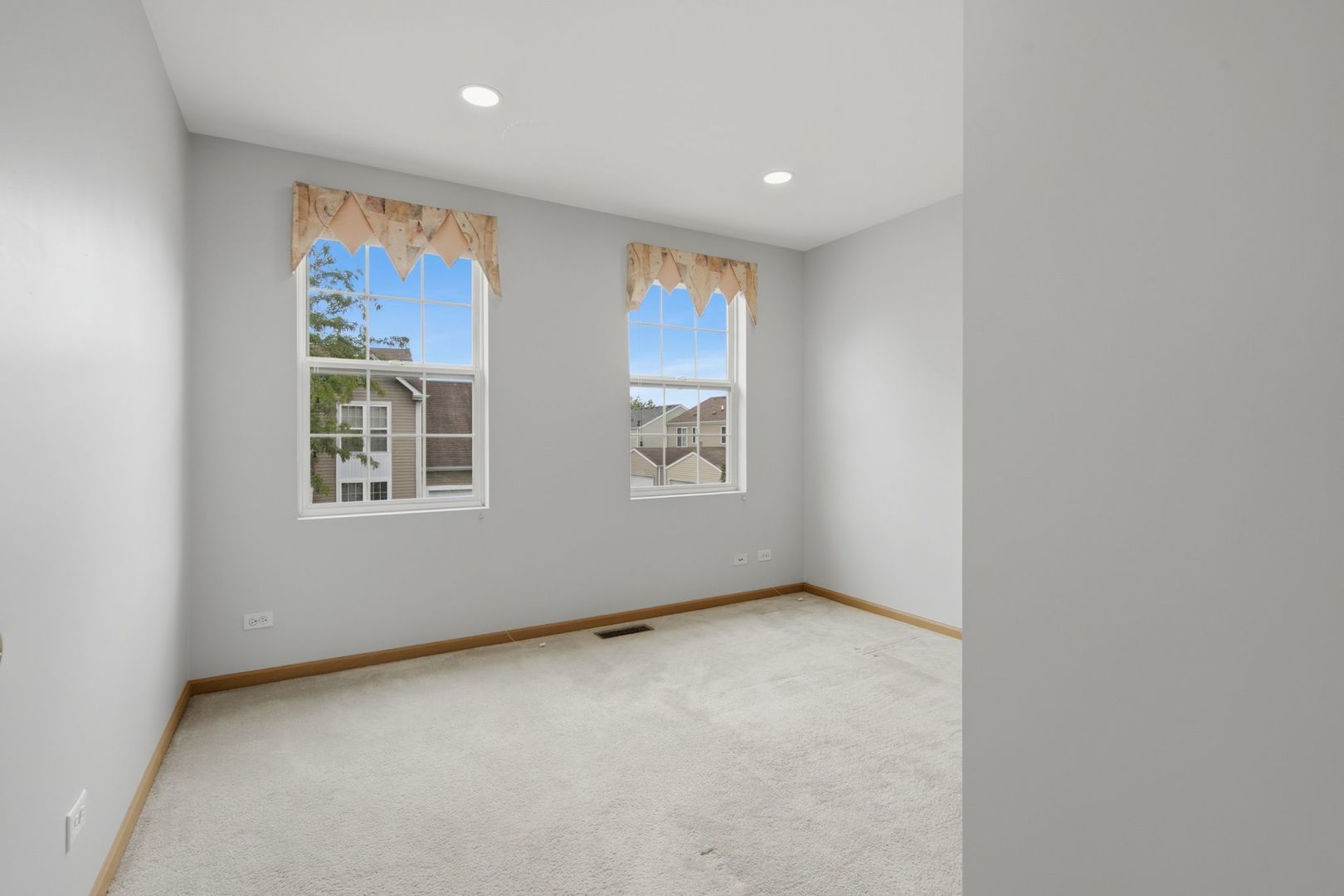 1758 Edith Lane Aurora, IL 60504 - Photo 11 of 28 an empty room with windows