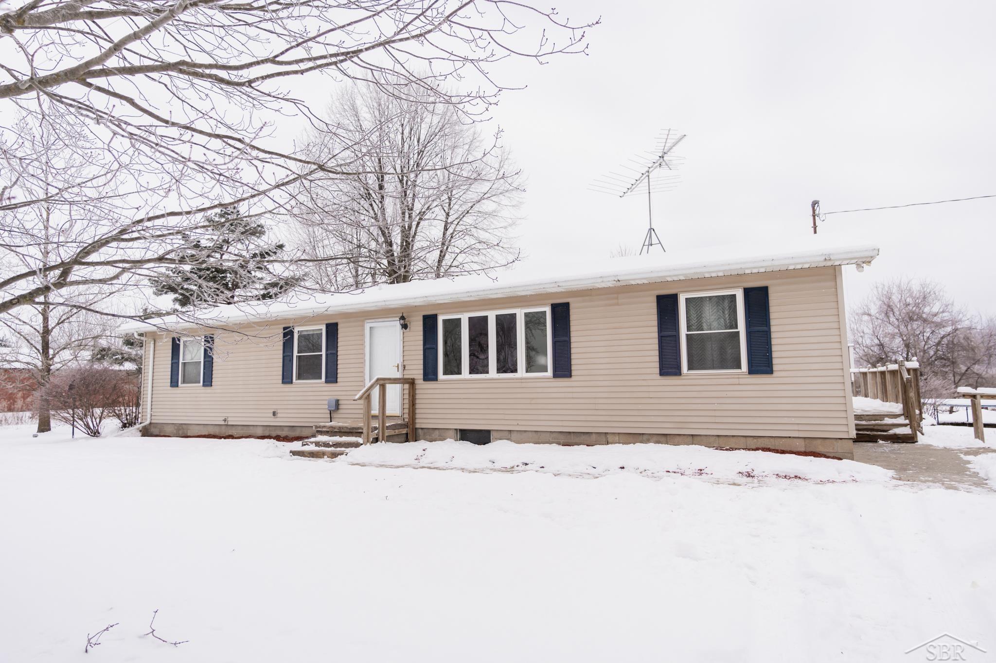 5944 West Weinert Road Coleman, MI 48618 - Photo 2 of 30 50166354-9d7b336a-ea64-4a1b-9062-c1245a552bad.JPG