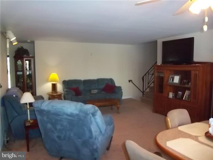 1012 Susan Road Philadelphia, PA 19115 - Photo 11 of 25 Family Room